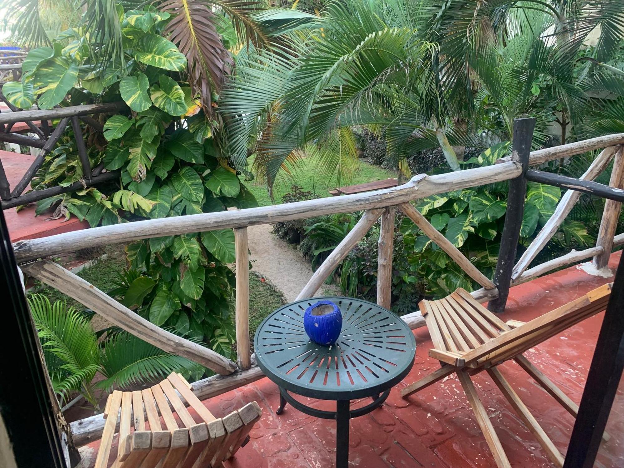 Casa Caribe Cancun Dış mekan fotoğraf A view of the balcony of a room at the hotel
